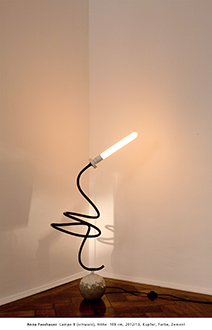 Anna Fasshauer  Lampe 8 (schwarz), Hhe: 109 cm, 2012/13, Kupfer, Farbe, Zement